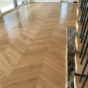 Dvoslojni gotovi parket Hrast Rustikal 3041 – Chevron 30°