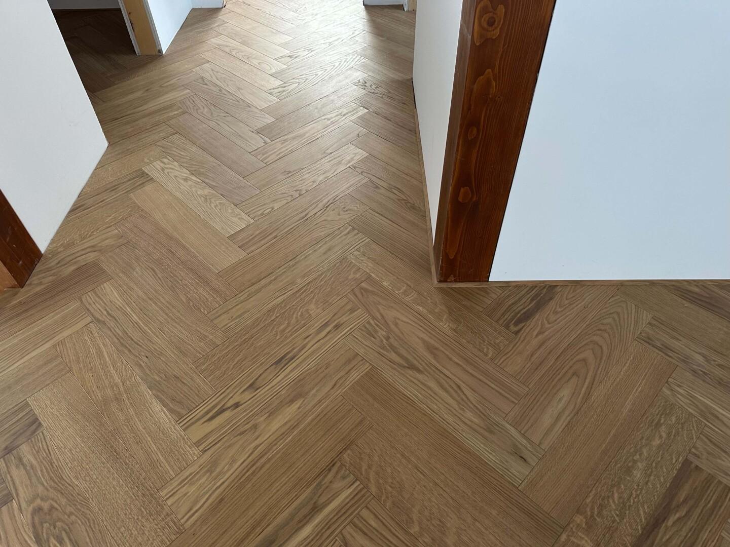 Parket ribja kost Šentjur – dvoslojni hrast Natural Mocha na talnem gretju