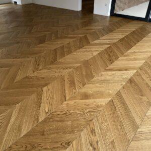 Parket Hrast Natural Vienna Chevron 45° – dvoslojni gotovi hrastov parket