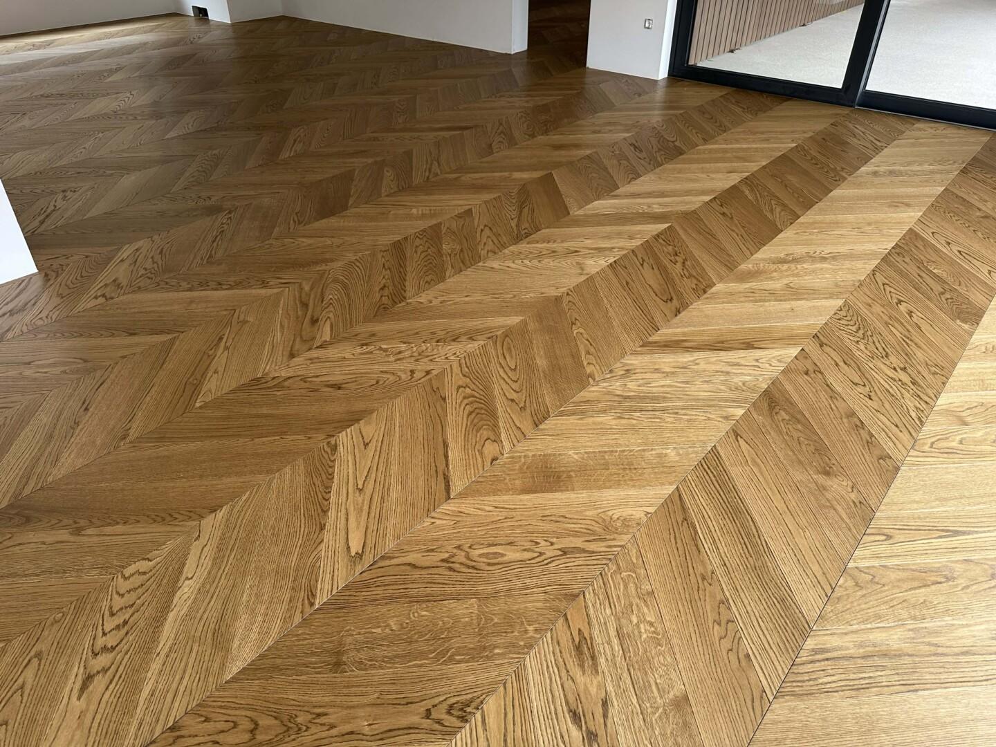 Parket Hrast Natural Vienna Chevron 45° – dvoslojni gotovi hrastov parket