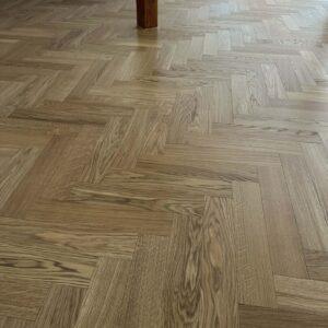 Elegantni parket ribja kost hrast oljen Natural Mocha v dnevni sobi