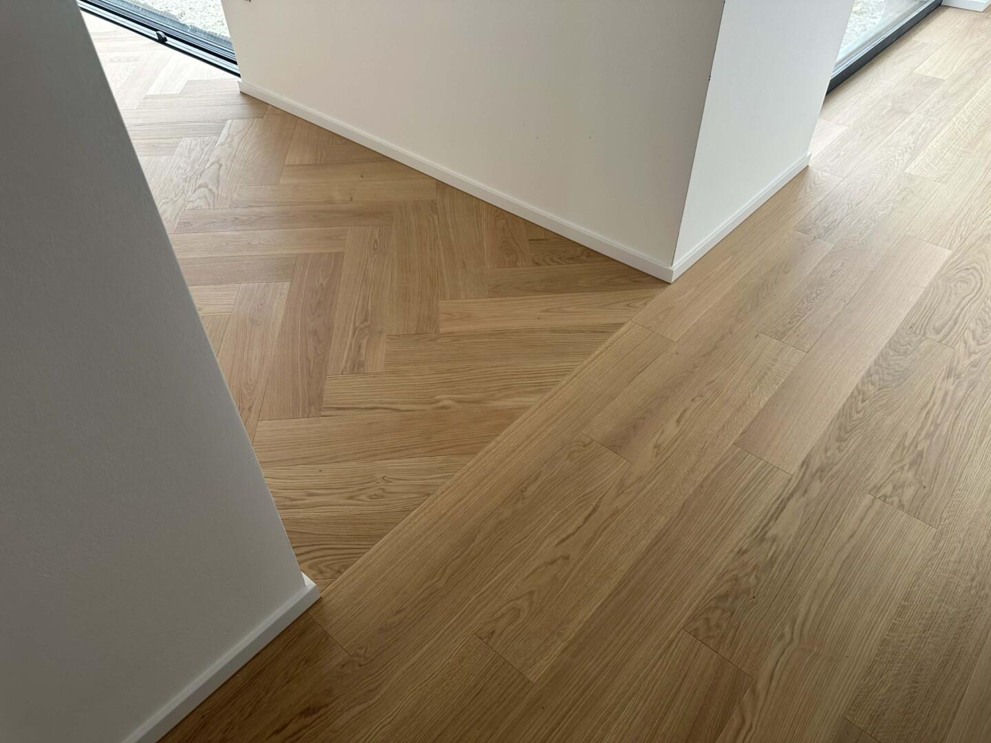 Dvoslojni gotovi parket hrast natural, oljen in beljen – deske in ribja kost