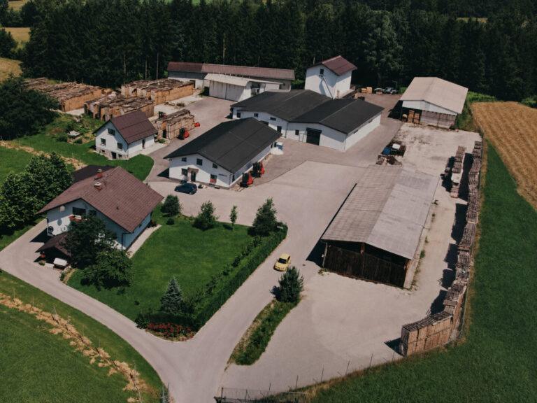 Dvoslojni gotovi parket v proizvodnji lokalnega podjetja Parketarna Jager
