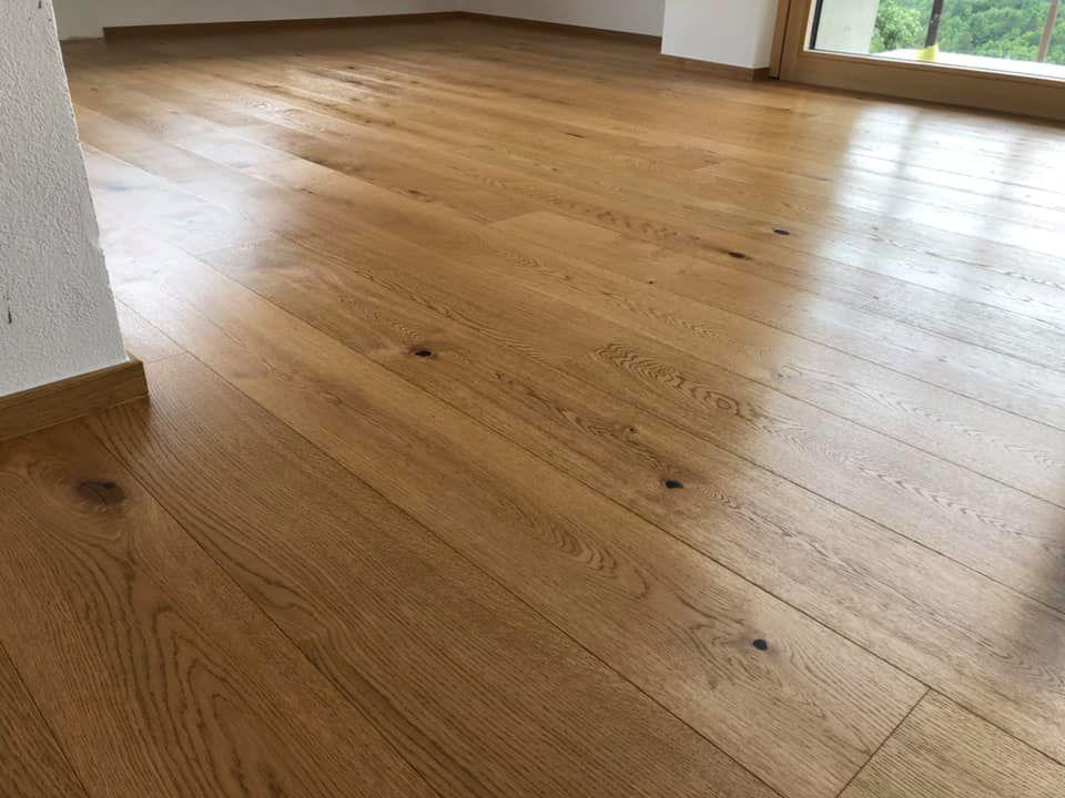 Dvoslojni gotovi parket hrast rustikal z izrazito naravno strukturo in grčami
