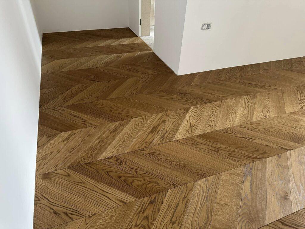 Chevron hrastov parket položen na talno gretje