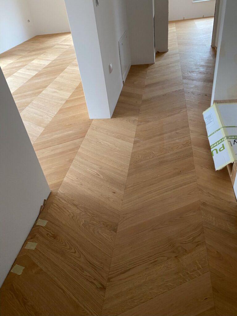 Položen hrastov chevron parket 30° z izrazitim vzorcem v obliki črke V