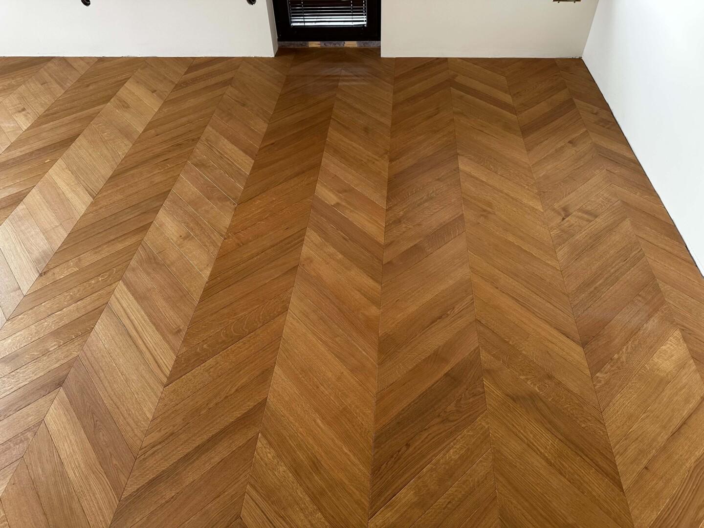 Gotovi parket Hrast Natural 3072 Chevron 45° – krtačen in oljen hrastov parket v jantarnem odtenku z elegantnim vzorcem francoske ribje kosti.