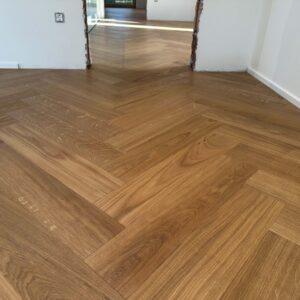 Gotovi parket ribja kost Hrast Natural 3040-3071 v blago beljenem medenem odtenku, oljen z Osmo oljem.