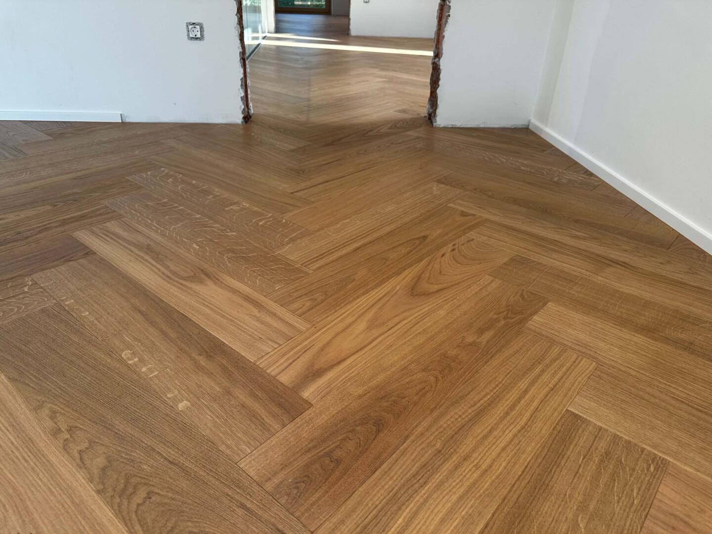 Gotovi parket ribja kost Hrast Natural 3040-3071 v blago beljenem medenem odtenku, oljen z Osmo oljem.